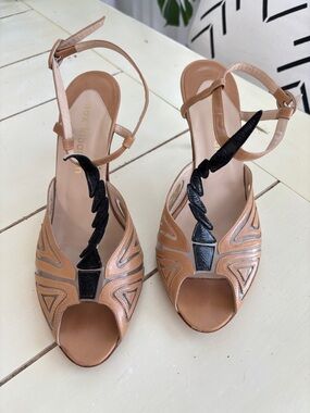 Max Kibardin T-Strap Sandals Heels Size 10.5 Euro 40.5 Leather Tan Black Italian